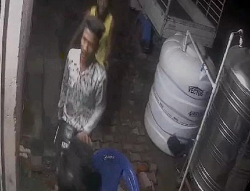 छत्तीसगढ़ के भिलाई में 4-5 लड़कों ने पेप्सी कंपनी के एरिया सेल्स मैनेजर समेत 4 लोगों की लाठी-डंडे, कुर्सी, लात-घूंसे और ईंट से पिटाई की