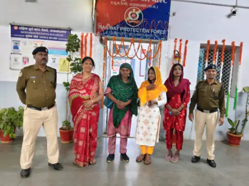 राजनांदगांव में रेलवे सुरक्षा बल (RPF) ने रेल मदद ऐप पर मिली शिकायत के बाद कार्रवाई करते हुए ट्रेन में यात्रियों से वसूली कर रहे चार किन्नरों को हिरासत में लिया