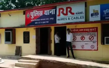 राजधानी रायपुर के डीडी नगर थाना इलाके में रहने वाली एक युवती के घर में उसके पूर्व प्रेमी ने जबरन घुसकर हंगामा किया