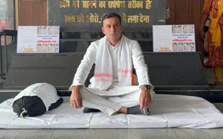 रायपुर के शहीद हवलदार अब्दुल हमीद वार्ड के कांग्रेस पार्षद शेख मुशीर ने नगर निगम मुख्यालय में गांधी जी की प्रतिमा के नीचे अनिश्चितकालीन धरना शुरू कर दिया