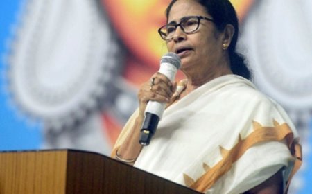 बैठक में टकराव: चुनाव आयोग के आरोपों के बाद ममता बनर्जी ने छोड़ी मीटिंग