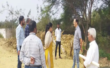 कलेक्टर डॉ. गौरव सिंह के निर्देश पर ग्राम अमलीडीह में नाले और शासकीय जमीन पर किए गए अतिक्रमण को हटाने की कार्रवाई की गई