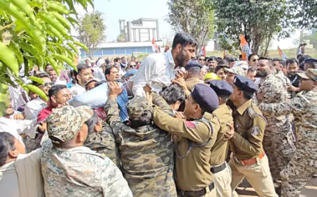 छत्तीसगढ़ के धमतरी में कांग्रेस कार्यकर्ताओं ने मनरेगा संग्राम और धान खरीदी की मांगों को लेकर कलेक्ट्रेट का घेराव किया