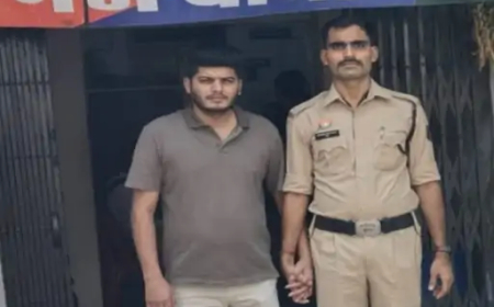 रायपुर में शराब कारोबारी अनवर ढेबर के बेटे और पूर्व मेयर एजाज ढेबर के भतीजे शोएब ढेबर ने स्कूल संचालक आरबी मिश्रा की गाड़ी को टक्कर मार दी