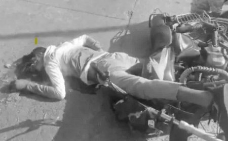 छत्तीसगढ़ के दुर्ग जिले में बाइक सवार युवक गाय से टकराकर अचानक सड़क पर गिर गया