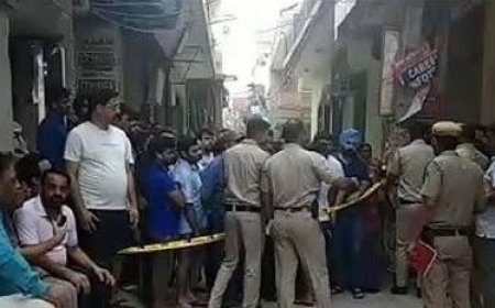 दिल्ली में दिल दहला देने वाली वारदात: एक ही घर में पत्नी और तीन बच्चों की हत्या, आरोपी पति फरार