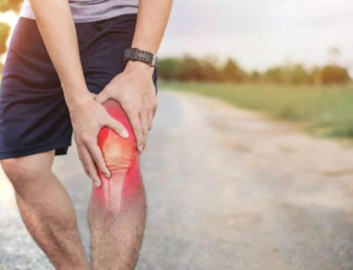 सर्दियों में क्यों बढ़ जाता है आपका जोड़ों का दर्द? इन 5 'दुश्मन' चीजों से बना लें दूरी, फिर देखें शरीर में जादुई बदलाव