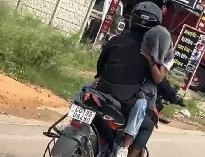 छत्तीसगढ़ के कांकेर जिले में नेशनल हाईवे- 30 पर युवक ने टंकी पर युवती को बैठाकर बाइक चलाई