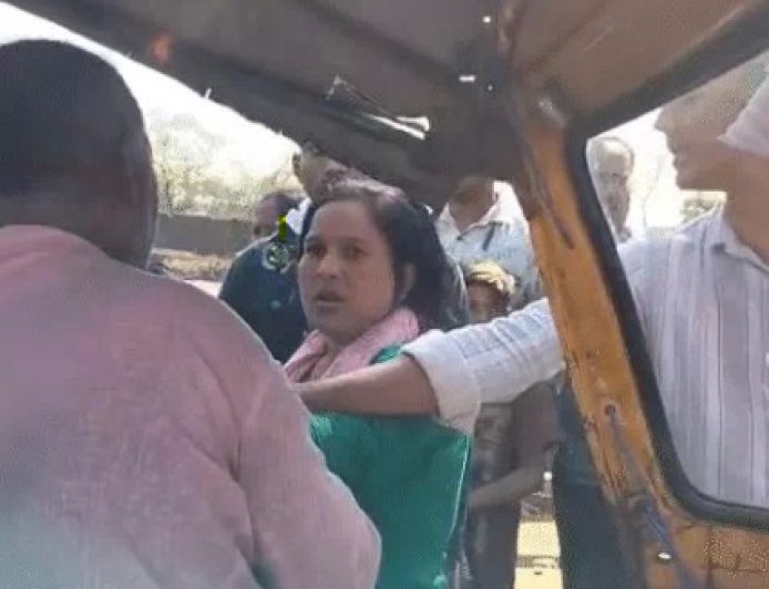 बिलासपुर के सकरी थाना क्षेत्र में उस समय अफरा-तफरी मच गई, जब एक महिला ने बीच सड़क पर एक ऑटो ड्राइवर की जमकर पिटाई कर दी