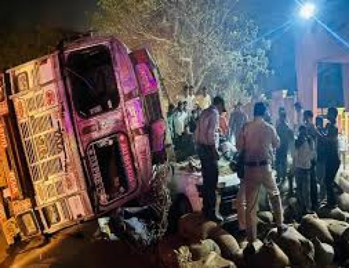 रायपुर में दर्दनाक हादसा: धान से भरा ट्रक कार पर पलटा, इलाज के बाद घर लौट रहे दंपती समेत 3 की मौत