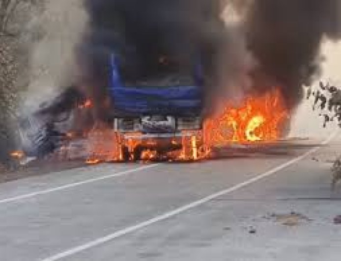 छत्तीसगढ़ में आमने-सामने भिड़े दो ट्रक, आग में घिरे ड्राइवर-हेल्पर की दर्दनाक मौत