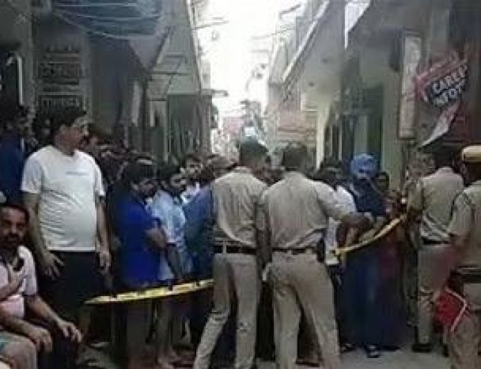 दिल्ली में दिल दहला देने वाली वारदात: एक ही घर में पत्नी और तीन बच्चों की हत्या, आरोपी पति फरार