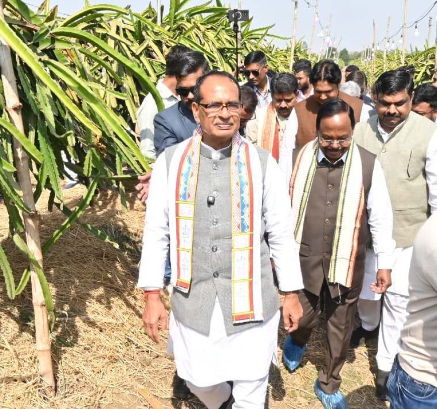 केन्द्रीय कृषि मंत्री  शिवराज सिंह चौहान पहुंचे छत्तीसगढ़ के ग्राम गिरहोला एवं खपरी