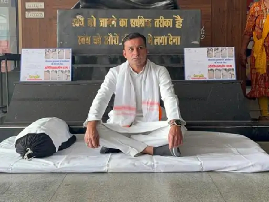 रायपुर के शहीद हवलदार अब्दुल हमीद वार्ड के कांग्रेस पार्षद शेख मुशीर ने नगर निगम मुख्यालय में गांधी जी की प्रतिमा के नीचे अनिश्चितकालीन धरना शुरू कर दिया