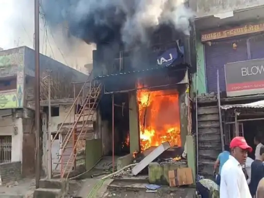 जांजगीर-चांपा जिले के बलौदा बस स्टैंड के पास स्थित राजू इलेक्ट्रॉनिक दुकान में गुरुवार दोपहर भीषण आग लग गई