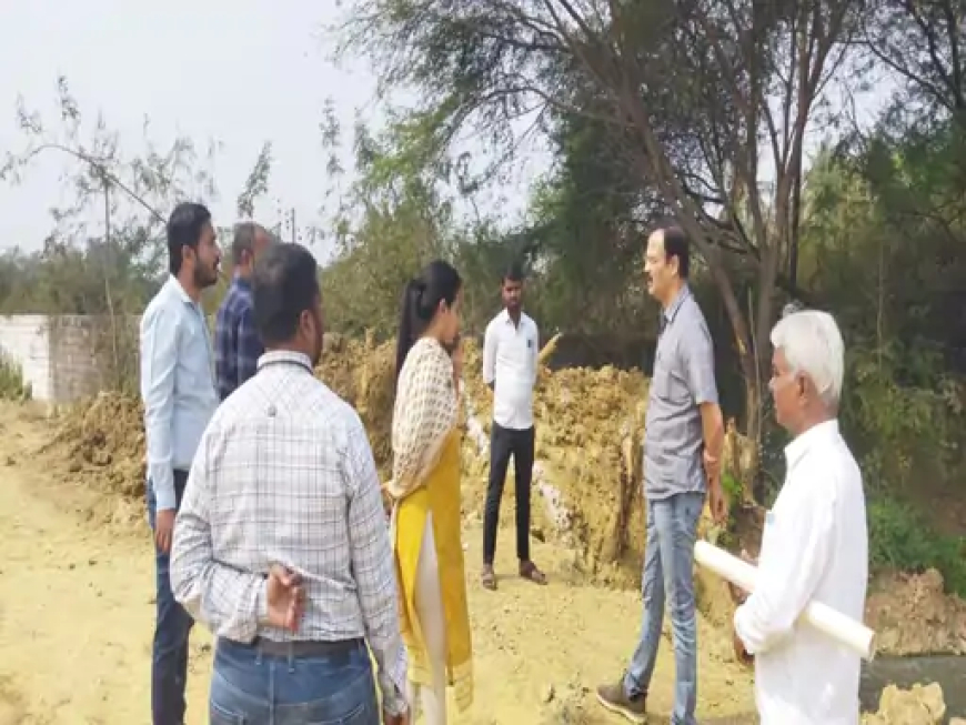 कलेक्टर डॉ. गौरव सिंह के निर्देश पर ग्राम अमलीडीह में नाले और शासकीय जमीन पर किए गए अतिक्रमण को हटाने की कार्रवाई की गई