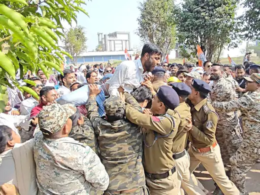 छत्तीसगढ़ के धमतरी में कांग्रेस कार्यकर्ताओं ने मनरेगा संग्राम और धान खरीदी की मांगों को लेकर कलेक्ट्रेट का घेराव किया