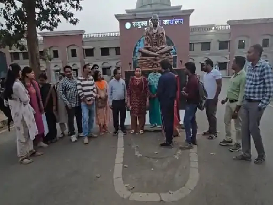 छत्तीसगढ़ के गरियाबंद जिले के पीएमश्री स्कूल की म​हिला प्रिंसिपल को हटाने को लेकर पूरे स्टाफ ने डीईओ से शिकायत की