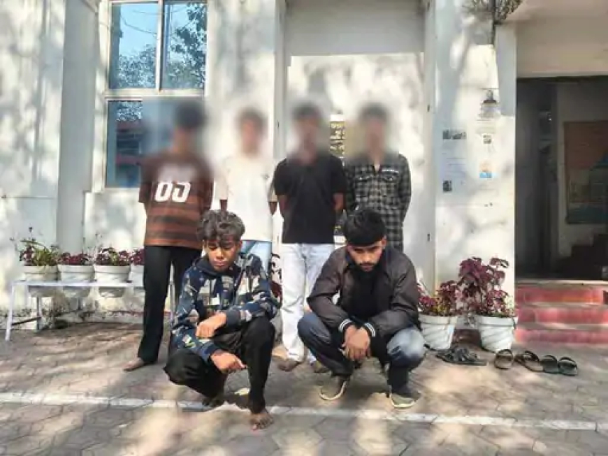 छत्तीसगढ़ के रायगढ़ जिले में कुछ युवकों ने एक छात्र की लात-घूंसे और डंडे से जमकर पिटाई कर दी