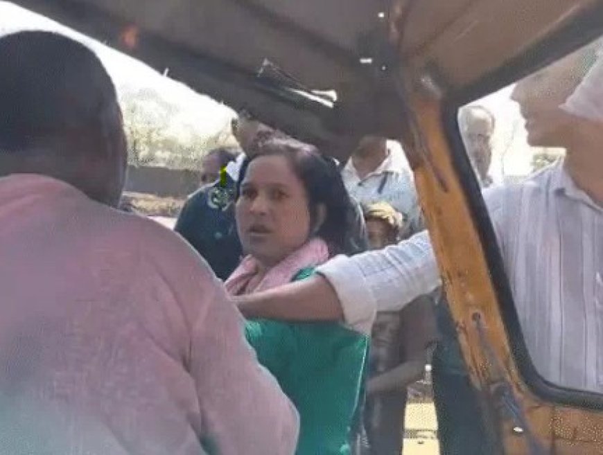 बिलासपुर के सकरी थाना क्षेत्र में उस समय अफरा-तफरी मच गई, जब एक महिला ने बीच सड़क पर एक ऑटो ड्राइवर की जमकर पिटाई कर दी