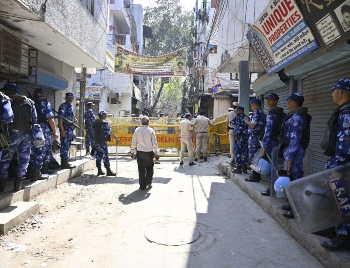 होली विवाद में युवक की हत्या: उत्तम नगर में मुख्य आरोपी के घर पर चला बुलडोजर, 7 गिरफ्तार