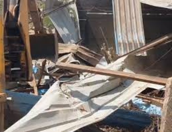 दुर्ग में प्रशासन का बुलडोजर एक्शन: अफीम खेती मामले से जुड़े भाजपा नेता के भाई की अवैध दुकान ढहाई