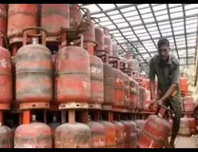 छत्तीसगढ़ में LPG सिलेंडर संकट: ऑनलाइन बुकिंग बंद, 10–12 दिन की देरी से डिलीवरी