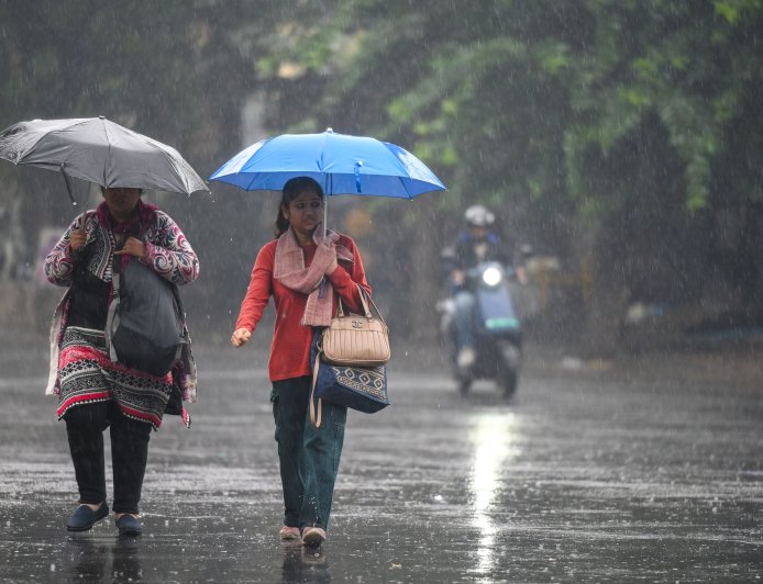 Chhattisgarh Weather Update: बारिश, आंधी और बिजली गिरने की चेतावनी, अगले 5 दिनों में 3-5°C तक गिर सकता है तापमान