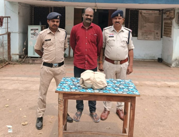 Durg Crime News: नेवई-उतई पुलिस की बड़ी कार्रवाई, 3 आरोपी गिरफ्तार, लाखों का गांजा जब्त