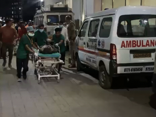 रायपुर गटर हादसा: बिना सुरक्षा उतारे गए सफाईकर्मी, जहरीली गैस से 3 की मौत | अस्पताल में हंगामा