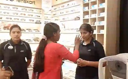 रायपुर लेंसकार्ट शोरूम विवाद: कर्मचारियों को जबरन तिलक लगाने का VIDEO वायरल, कंपनी ने दी सफाई