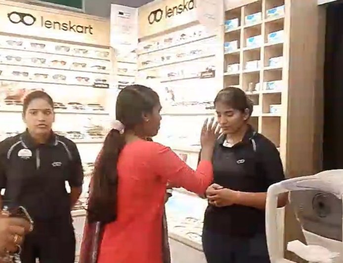 रायपुर लेंसकार्ट शोरूम विवाद: कर्मचारियों को जबरन तिलक लगाने का VIDEO वायरल, कंपनी ने दी सफाई