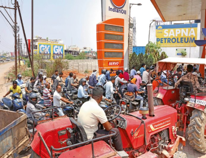 छत्तीसगढ़ में पेट्रोल-डीजल को लेकर अफरा-तफरी: रायपुर-बिलासपुर में लंबी कतारें, प्रशासन बोला- स्टॉक पर्याप्त