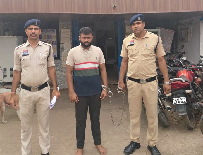 दुर्ग में तेज रफ्तार कार का कहर: रेड सिग्नल तोड़ 3 लोगों को मारी टक्कर, आरोपी ड्राइवर गिरफ्तार