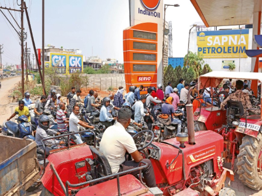छत्तीसगढ़ में पेट्रोल-डीजल को लेकर अफरा-तफरी: रायपुर-बिलासपुर में लंबी कतारें, प्रशासन बोला- स्टॉक पर्याप्त