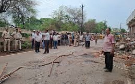 दुर्ग में रेलवे लाइन किनारे चला बुलडोजर, हाईकोर्ट के आदेश पर 4 अवैध दुकानें ध्वस्त