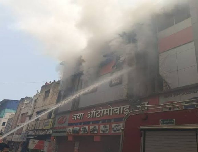 रायपुर के एमजी रोड पर ऑटोमोबाइल दुकान में भीषण आग, इलाके में मचा हड़कंप