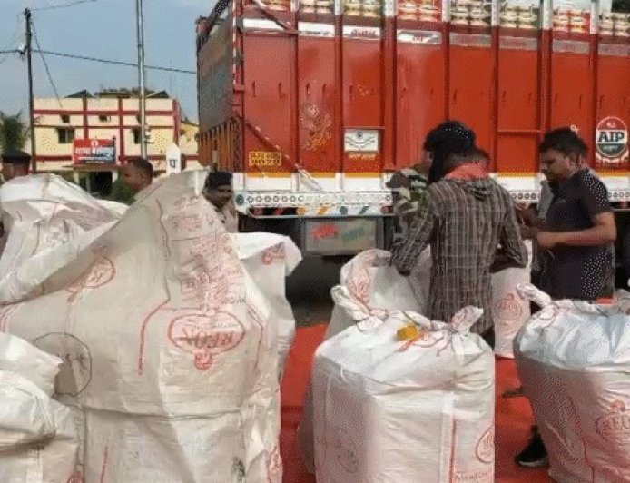 छत्तीसगढ़-यूपी बॉर्डर पर 1198 किलो गांजा जब्त, नारियल की भूसी के नीचे छिपाकर ले जा रहे थे तस्कर
