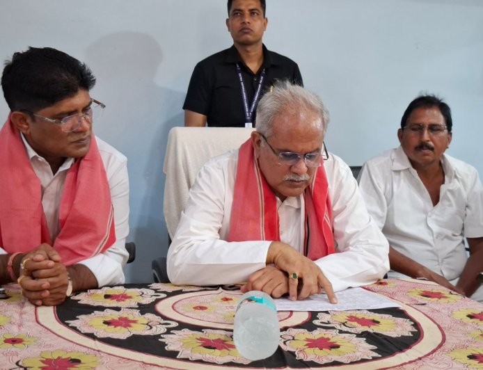 खाद-बीज संकट पर भूपेश बघेल का सरकार पर हमला, सहकारी समितियों का किया निरीक्षण; रमन सिंह ने दी प्राकृतिक खेती की सलाह