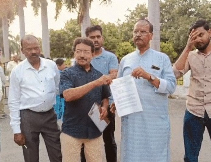 छत्तीसगढ़ के स्कूलों में गायत्री मंत्र अनिवार्य करने के आदेश पर विवाद, टीएस सिंहदेव ने उठाए सवाल