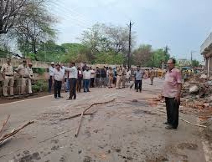 दुर्ग में रेलवे लाइन किनारे चला बुलडोजर, हाईकोर्ट के आदेश पर 4 अवैध दुकानें ध्वस्त