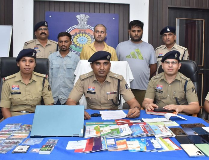 दुर्ग में अन्ना रेड्डी सट्टा ऐप का खुलासा: 3 आरोपी गिरफ्तार, 81 ATM कार्ड और 62 पासबुक जब्त