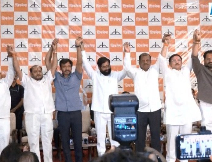 महाराष्ट्र में उद्धव ठाकरे को बड़ा झटका: 6 सांसद शिंदे गुट में शामिल, अब 7वें सांसद को लेकर नया दावा
