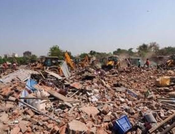 रायपुर के नकटी गांव में 85 से ज्यादा मकानों पर चला बुलडोजर, विधायक कॉलोनी परियोजना पर ग्रामीणों का विरोध