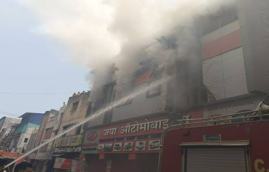रायपुर के एमजी रोड पर ऑटोमोबाइल दुकान में भीषण आग, इलाके में मचा हड़कंप