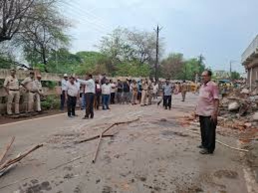 दुर्ग में रेलवे लाइन किनारे चला बुलडोजर, हाईकोर्ट के आदेश पर 4 अवैध दुकानें ध्वस्त