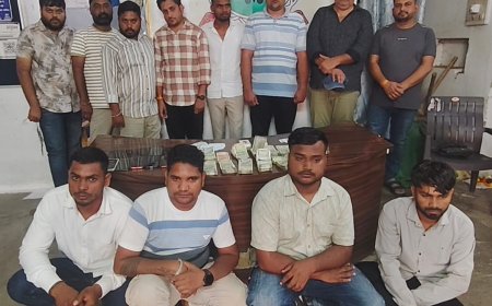 दुर्ग में 12 जुआरी गिरफ्तार: रायपुर नाका में चल रहा था जुए का फड़, पुलिस ने 9.04 लाख कैश और 10 मोबाइल किए जब्त