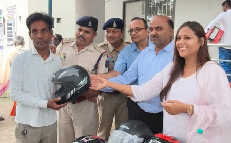 महासमुंद पुलिस की अनोखी पहल: सड़क सुरक्षा अभियान के तहत 100 लोगों को मुफ्त हेलमेट वितरित