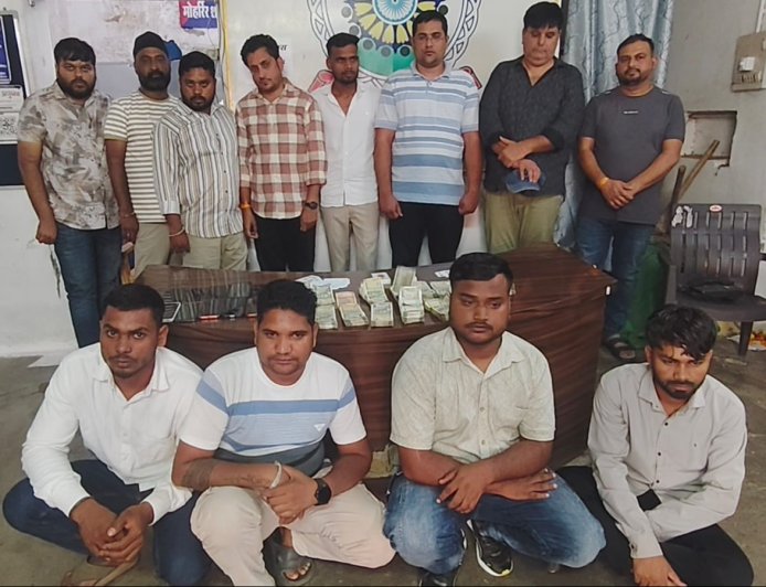 दुर्ग में 12 जुआरी गिरफ्तार: रायपुर नाका में चल रहा था जुए का फड़, पुलिस ने 9.04 लाख कैश और 10 मोबाइल किए जब्त