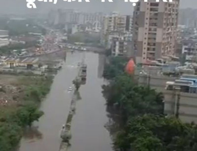 देशभर में मानसून का कहर: दिल्ली में सड़कें बनीं तालाब, उत्तराखंड में लैंडस्लाइड से 1000 यात्री फंसे, यूपी-बिहार में बारिश और बिजली से 13 मौतें
